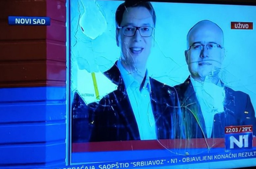 Blokaderi razbili prostorije SNS u Novom Sadu FOTO