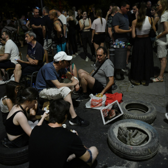 Šolakov "Danas" ne može da sakrije istinu: Blokaderi, plenumaši i opozicija se bore oko fotelja FOTO
