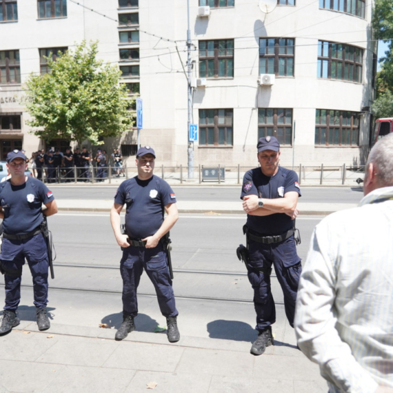 Antonijević žestoko odgovorio: "Ne bilo vam teško da prebrojite ovo troje građana" FOTO