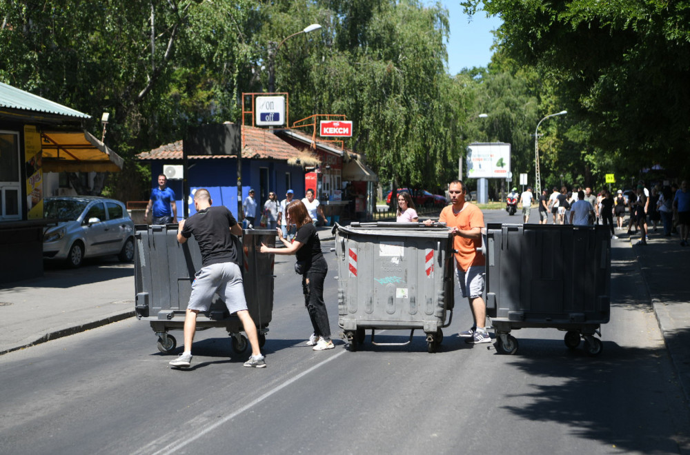 Opet se "kontejner blokaderi" međusobno tuku; "Toliko o njihovoj sabornosti" FOTO