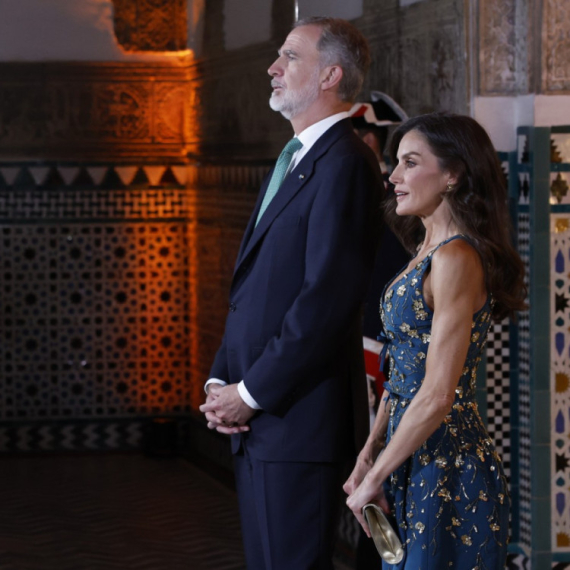 Smela kraljica otkrila previše? Za lepu Leticiju ne postoje prepreke kad obuče haljinu FOTO