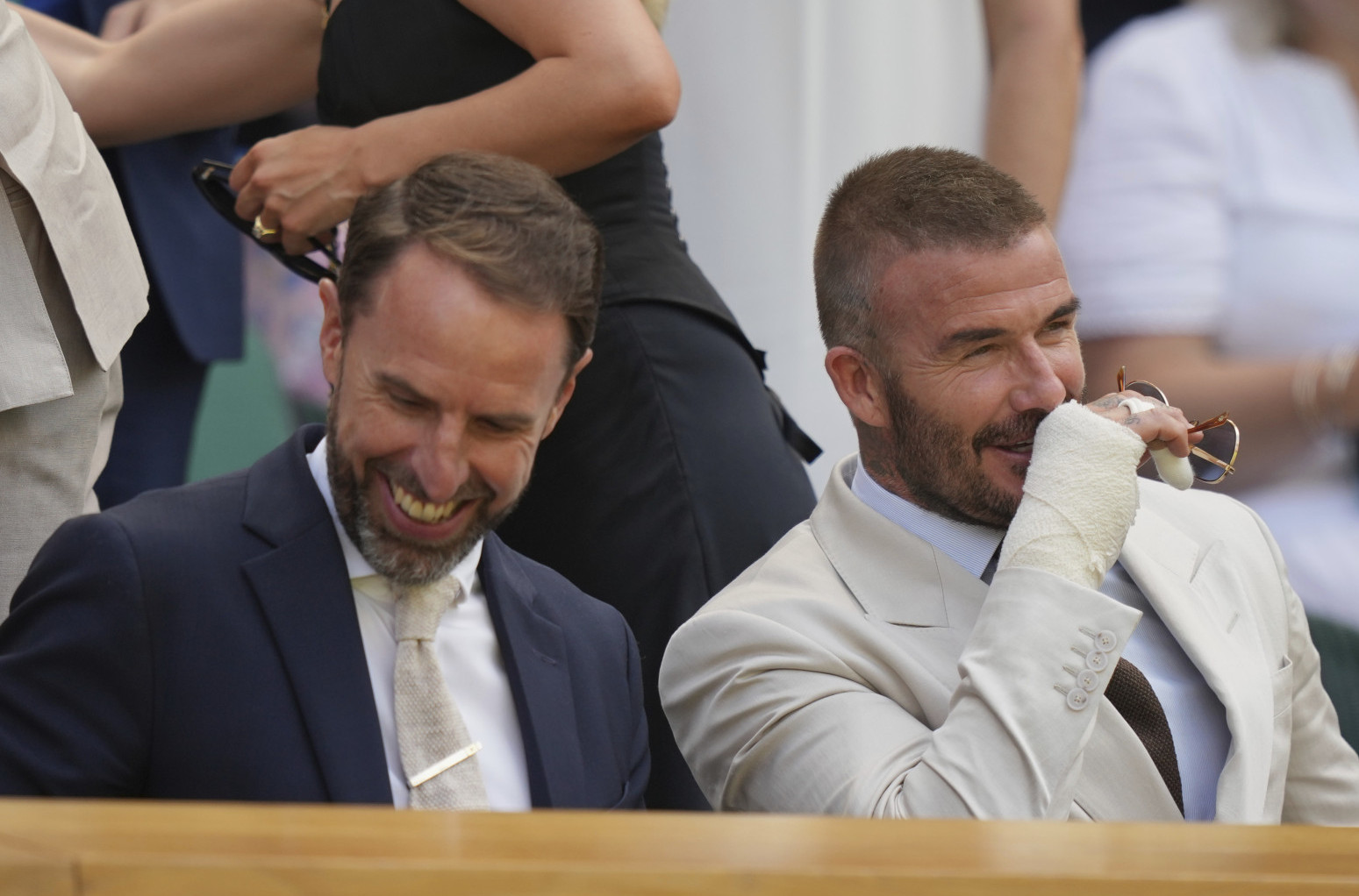 I Dejvid Bekam na Vimbldonu: Svi gledaju u njegovu ruku FOTO