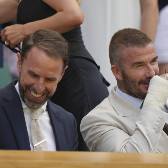 I Dejvid Bekam na Vimbldonu: Svi gledaju u njegovu ruku FOTO