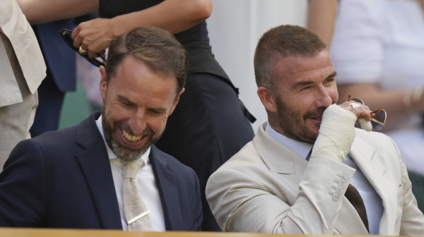 I Dejvid Bekam na Vimbldonu: Svi gledaju u njegovu ruku FOTO