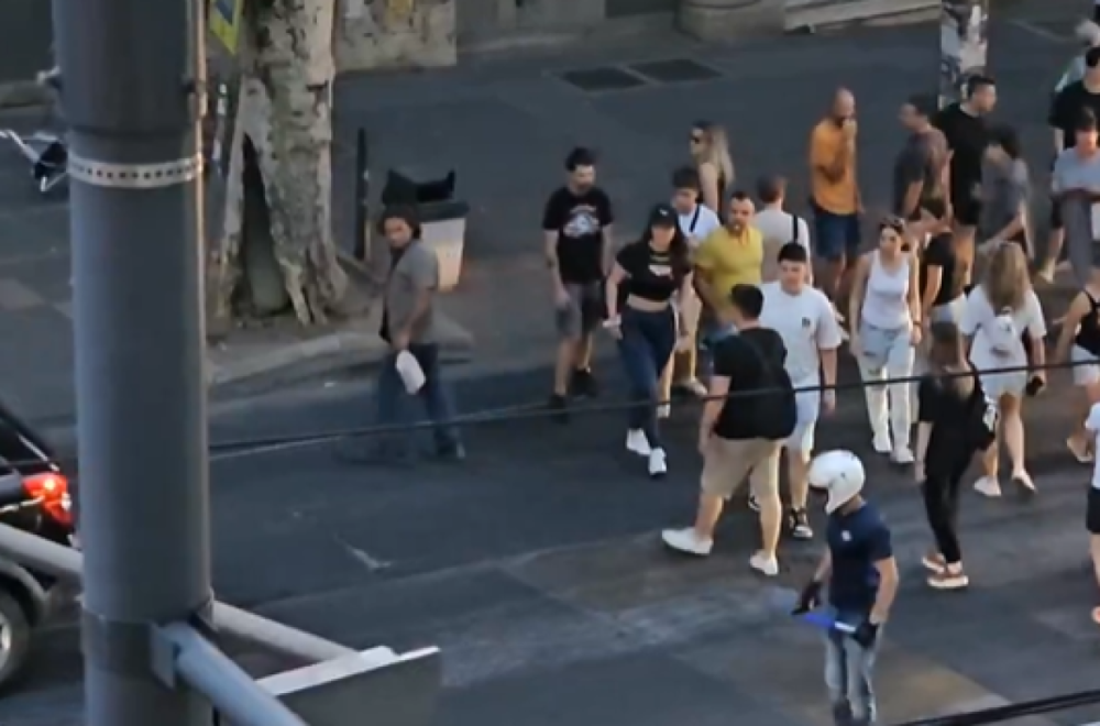 Mediji: Čovek vozi povređeno dete a blokaderi mu ne daju da prođe VIDEO