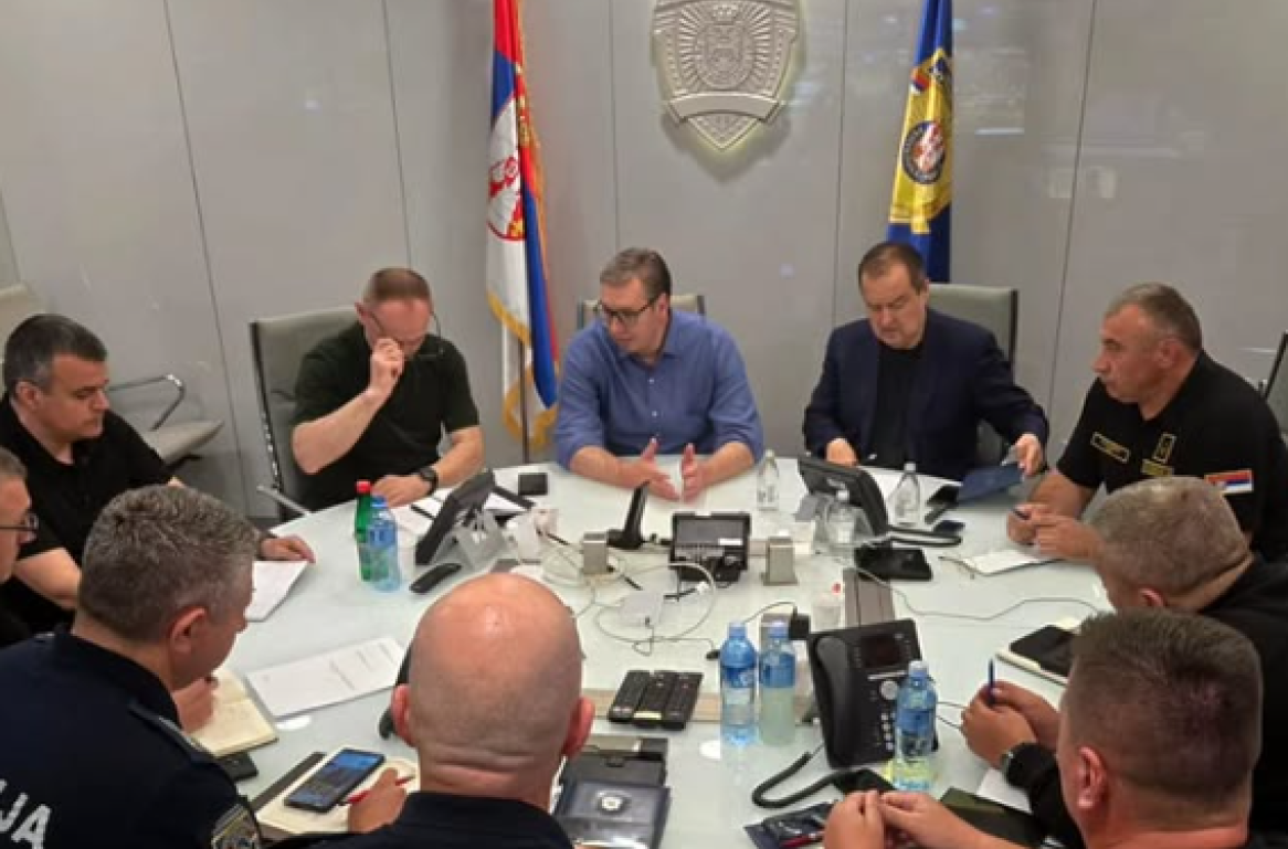 Vučić odmah posetio MUP, nakon akcija blokadera: Podnose ogroman teret u borbi protiv huliganizma i terorizma