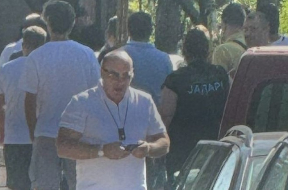 Ovako blokaderi zamišljaju izbore: Pritisci, uvrede i stranačka obeležja preko puta biračkog mesta u Kosjeriću