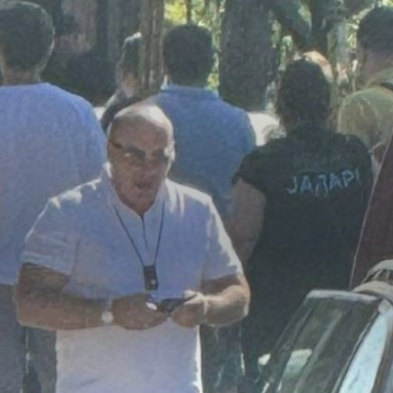 Ovako blokaderi zamišljaju izbore: Pritisci, uvrede i stranačka obeležja preko puta biračkog mesta u Kosjeriću