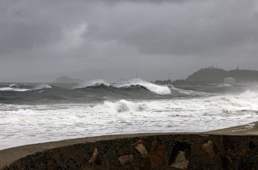 Pogodila ih je neviđena oluja: Oborena stabla, požari nakon udara groma; Ljudi ostali bez struje FOTO