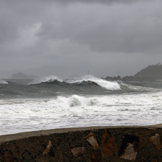 Pogodila ih je neviđena oluja: Oborena stabla, požari nakon udara groma; Ljudi ostali bez struje FOTO