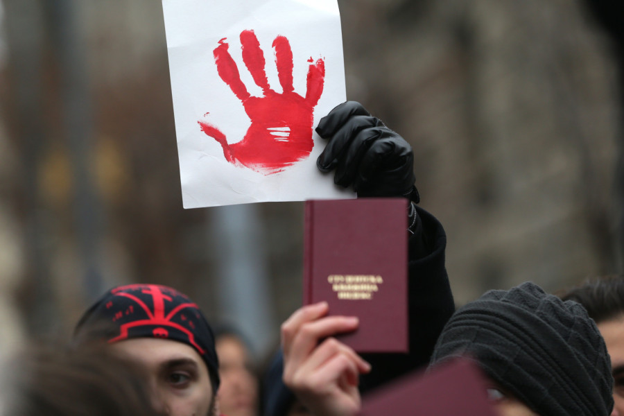 Dve slike Srbije u 2025: Vučić koji gradi puteve i razgovara sa građanima i blokaderi koji izazivaju haos