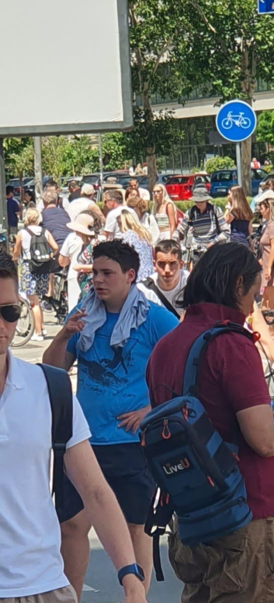 Blokaderi u Novom Sadu ruinirali SNS prostorije: Ispred vrata pobacano smeće i kontejneri FOTO