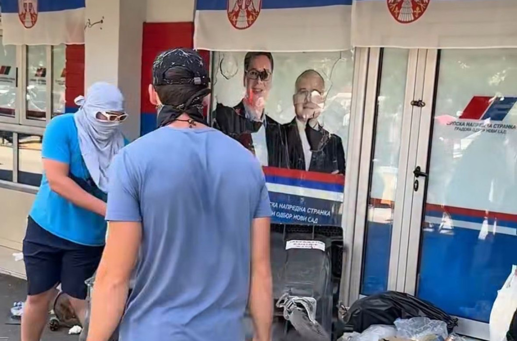 Blokaderi u Novom Sadu ruinirali SNS prostorije: Ispred vrata pobacano smeće i kontejneri FOTO