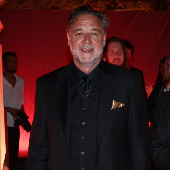 Bivšeg miljenika žena su napadali zbog izgleda, a on sad blista pored 28 godina mlađe lepotice FOTO