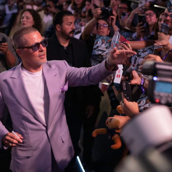 Bred Pit "razočarao" u kuhinji, ali žene ga i dalje obožavaju VIDEO