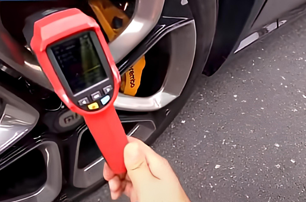 Proizvođač tvrdi da je sasvim normalno što kočnice na novom SUV-u gore VIDEO