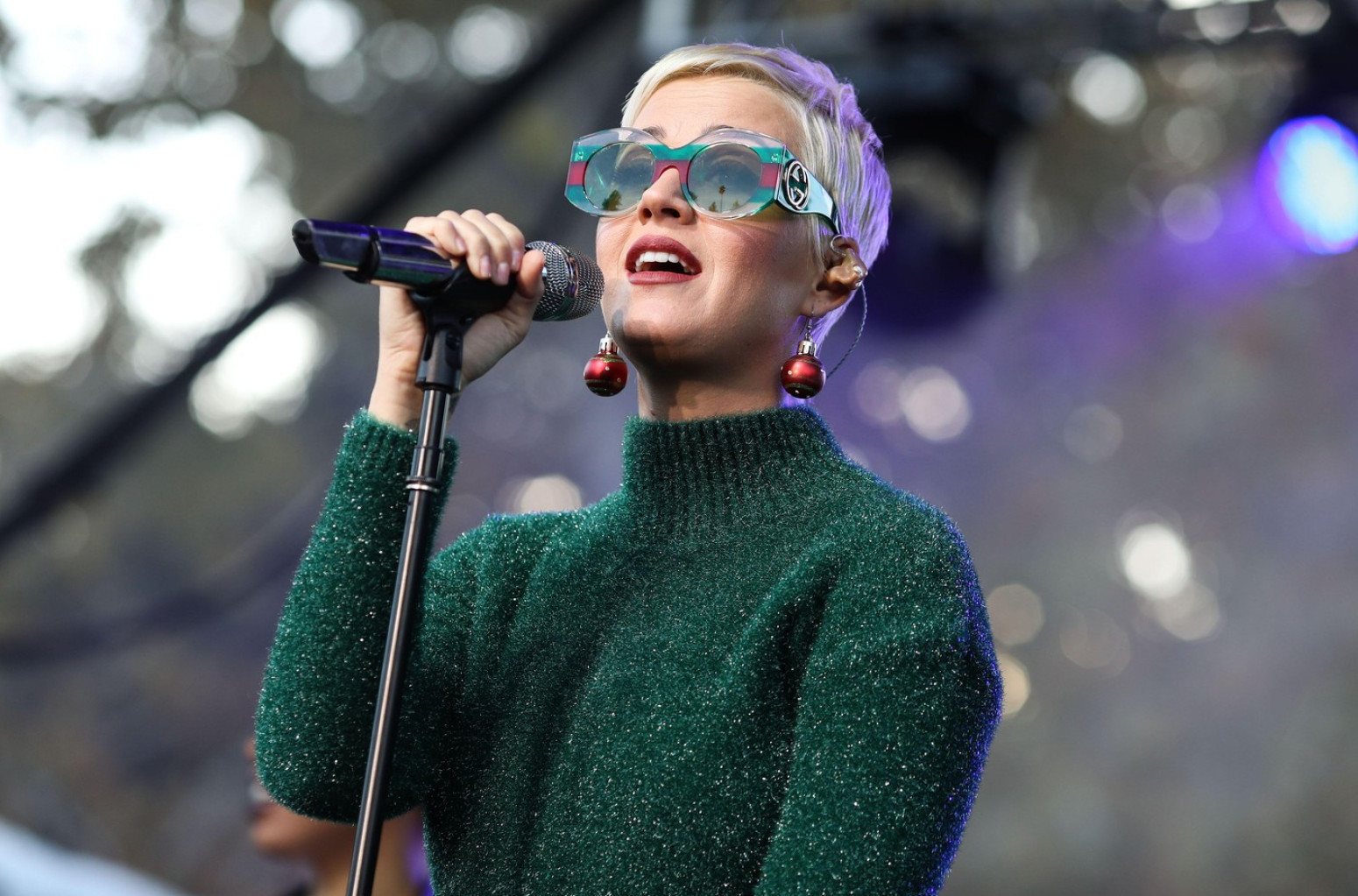 Drama na koncertu Kejti Peri: Umalo pala sa velike visine, publika uznemirena VIDEO