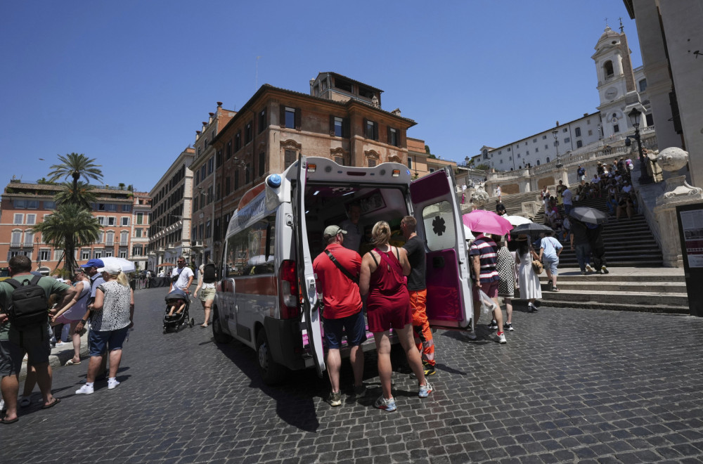 Italija gori; Ljudi padaju mrtvi