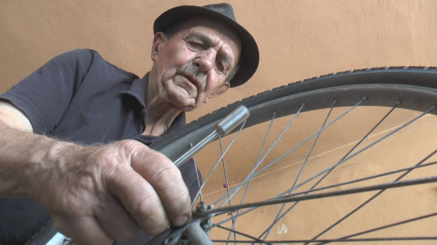 Deda Miroslav iz Kraljeva ne odustaje od rada: Njegove ruke su tokom decenija popravile na hiljade bicikala