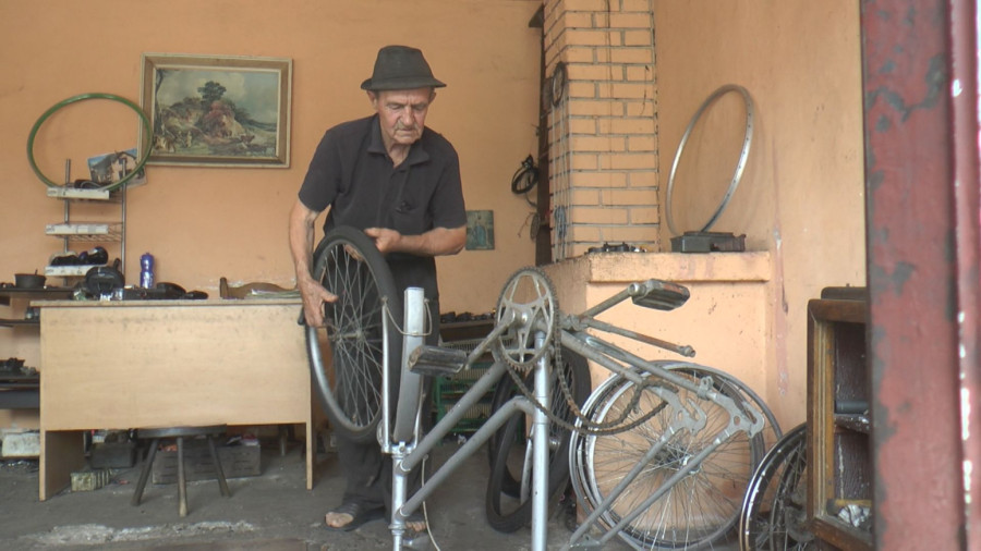 Deda Miroslav iz Kraljeva ne odustaje od rada: Njegove ruke su tokom decenija popravile na hiljade bicikala