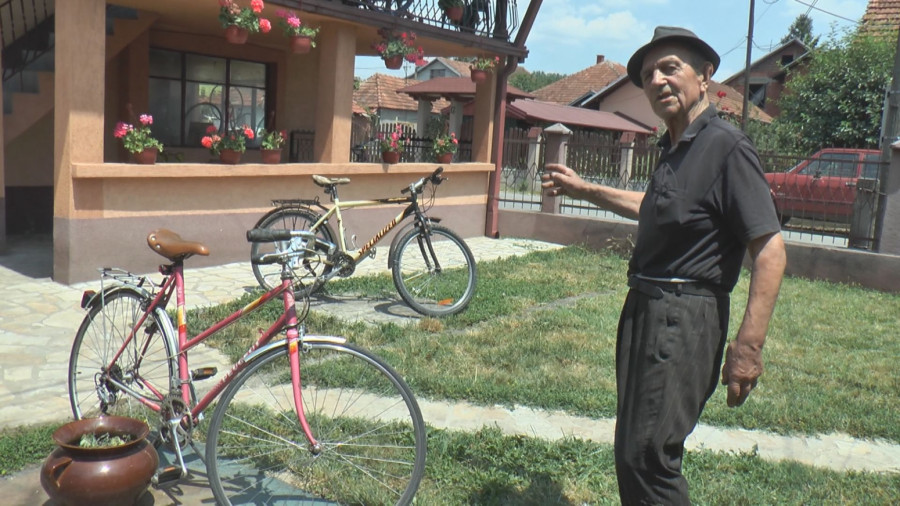 Deda Miroslav iz Kraljeva ne odustaje od rada: Njegove ruke su tokom decenija popravile na hiljade bicikala