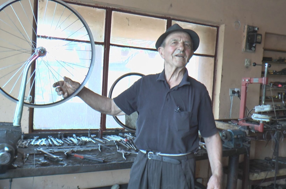 Deda Miroslav iz Kraljeva ne odustaje od rada: Njegove ruke su tokom decenija popravile na hiljade bicikala