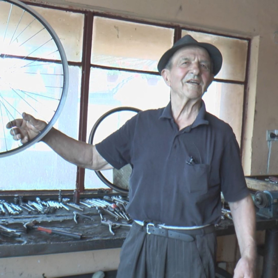 Deda Miroslav iz Kraljeva ne odustaje od rada: Njegove ruke su tokom decenija popravile na hiljade bicikala