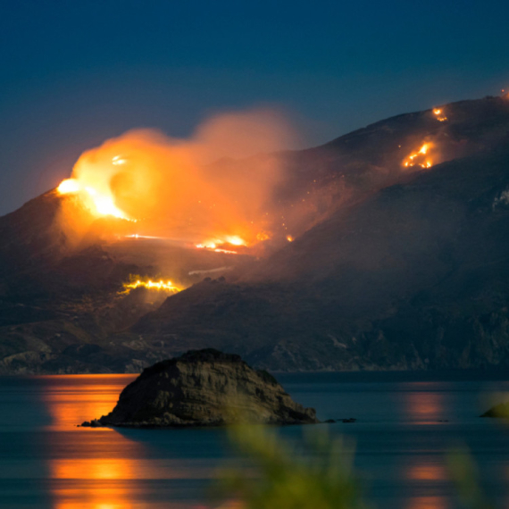 Veliki požar kod omiljenog letovališta Srba: Naređena evakuacija, gore kuće VIDEO