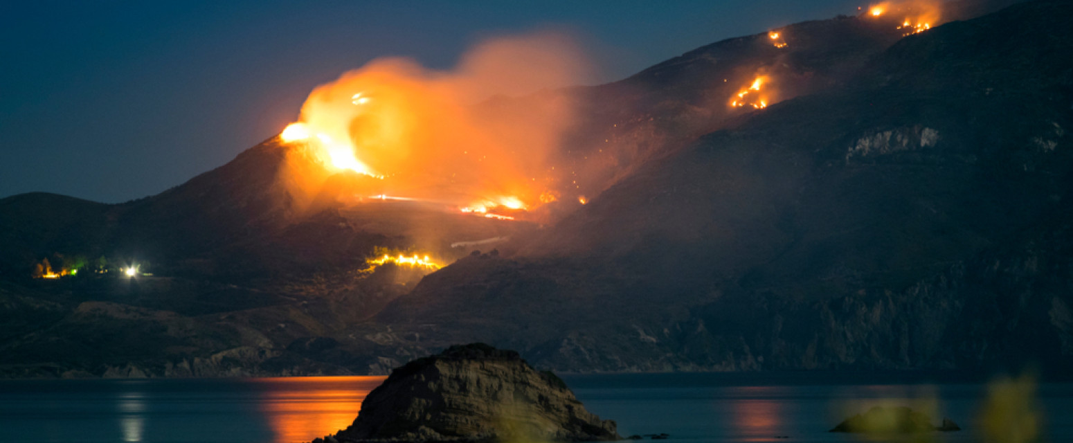 Veliki požar kod omiljenog letovališta Srba: Naređena evakuacija, gore kuće VIDEO