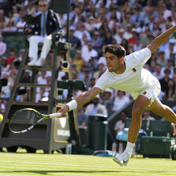 Alkaras rutinski do treće runde