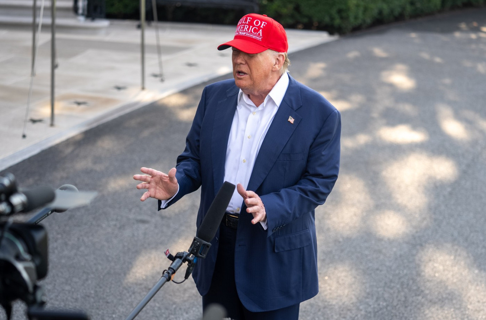 Tramp "zapalio" društvene mreže: "Nespretan deda koji flertuje" FOTO/VIDEO