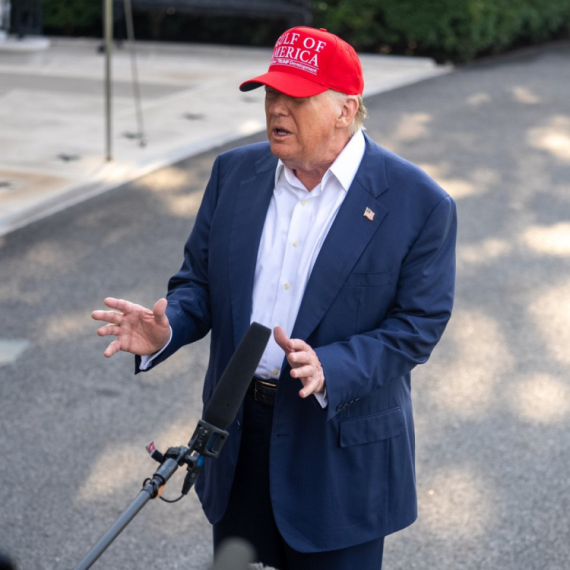 Tramp "zapalio" društvene mreže: "Nespretan deda koji flertuje" FOTO/VIDEO