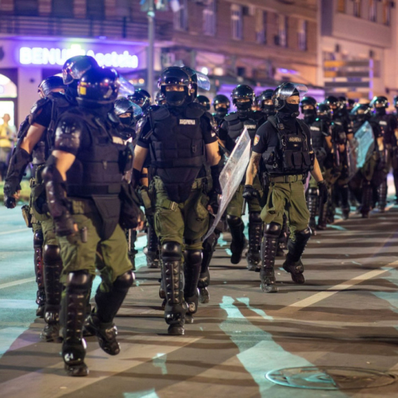 Kamenovana policija, ima povređenih; Blokaderi sa maskama i palicama; Topovski udari FOTO/VIDEO