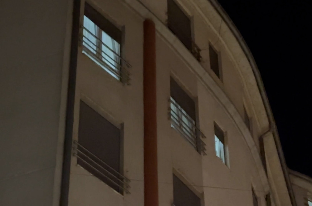 Dete palo sa petog sprata; Užas u Novom Pazaru FOTO