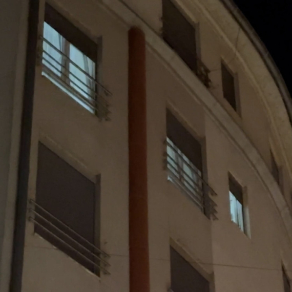 Dete palo sa petog sprata; Užas u Novom Pazaru FOTO