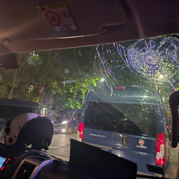 Napadnuta policija; Brutalno nasilje blokadera na ulicama Beograda: Povređen policajac, uništeno vozilo