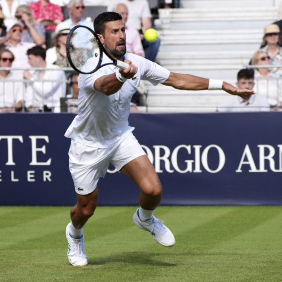 Đoković i teniser koji je digao ruke, a vodi protiv Novaka