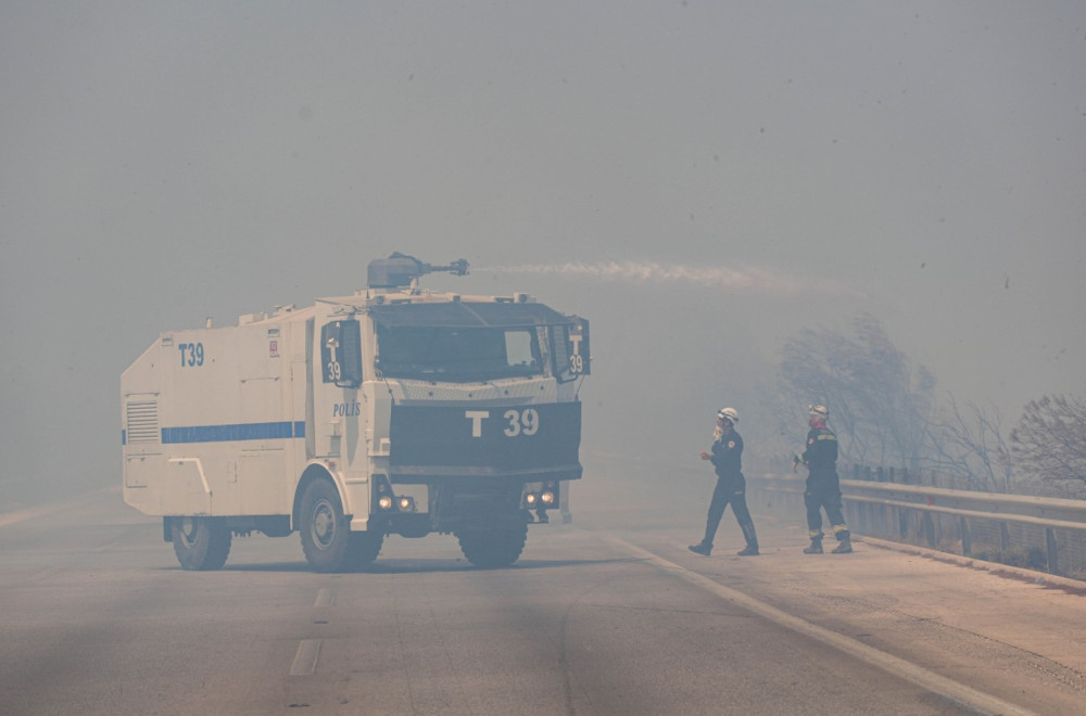 Evakuisana naselja, zatvoren auto-put FOTO/VIDEO
