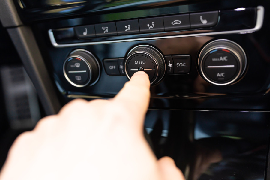 Zašto klima-uređaj u automobilu neprijatno miriše i kako rešiti problem