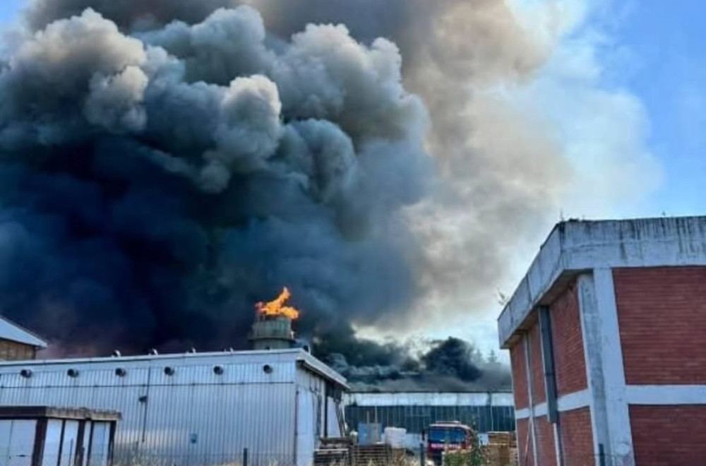 Gori poznata fabrika: Plamen uništio celu halu VIDEO
