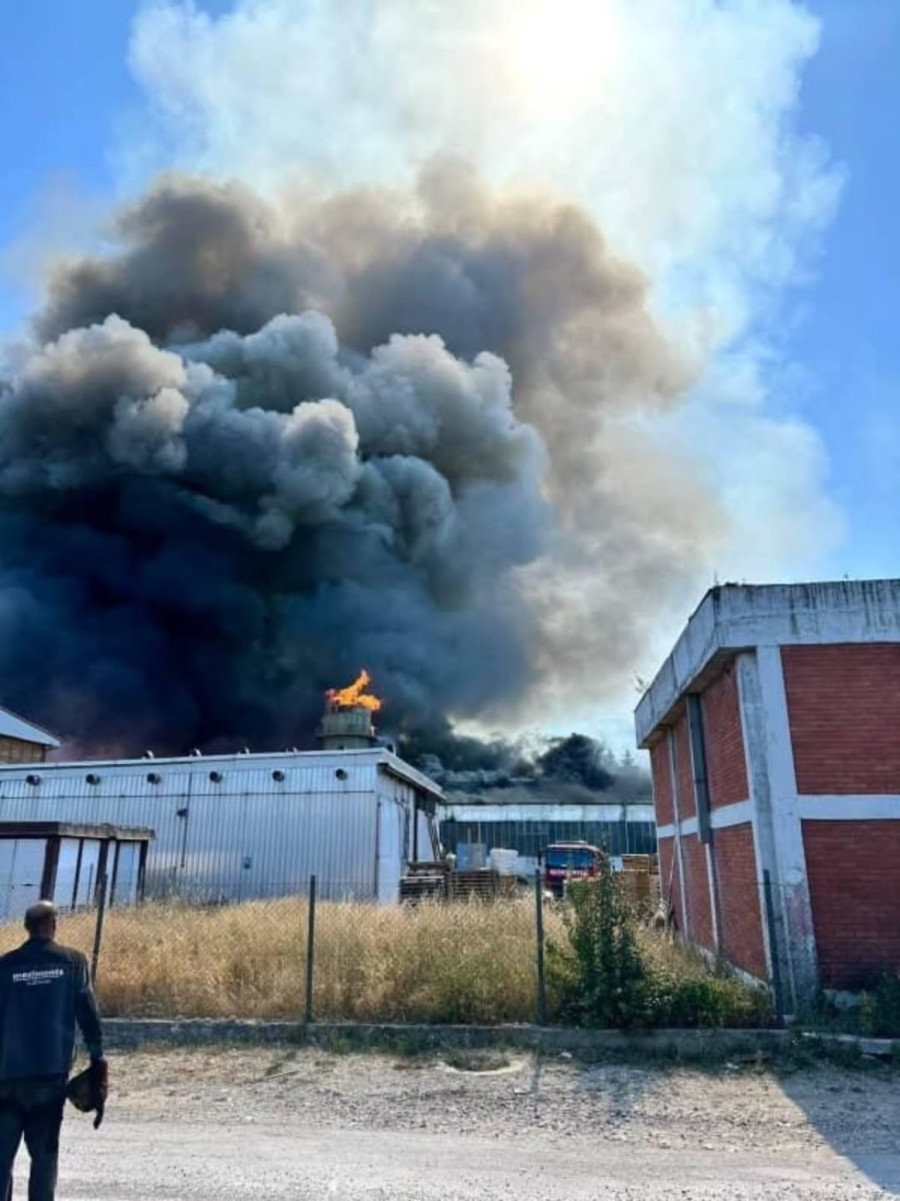 Veliki požar u Čajetini, gori Gorštak: Vatra izbija kroz krov fabrike, dim se širi ka selu FOTO