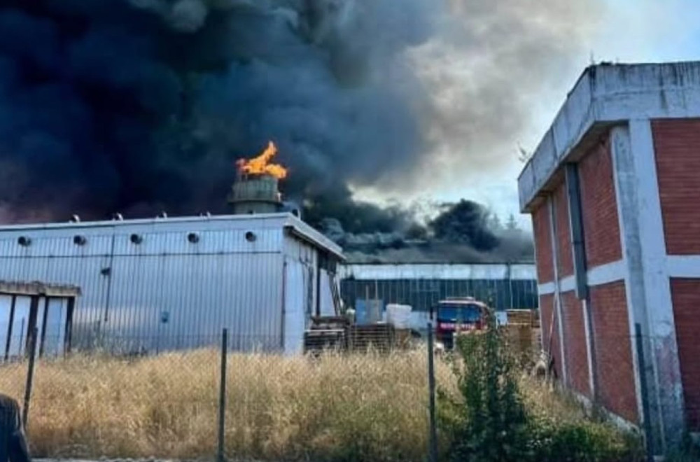 Veliki požar u Čajetini, gori "Gorštak": "Vatra izbija kroz krov fabrike, dim se širi ka selu" FOTO