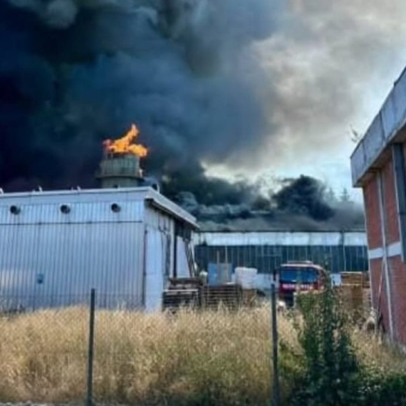 Veliki požar u Čajetini, gori "Gorštak": "Vatra izbija kroz krov fabrike, dim se širi ka selu" FOTO