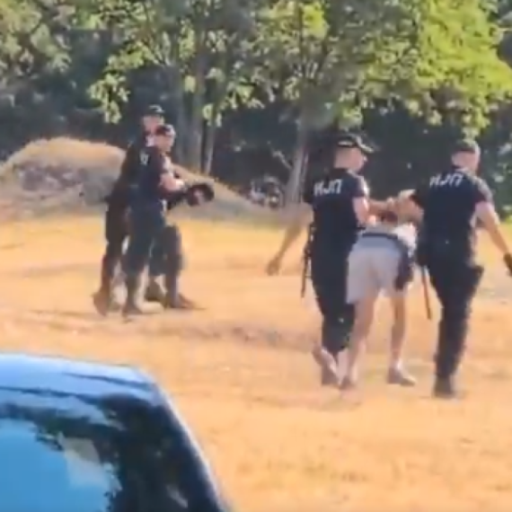 Posle poziva FDU na ubistvo policajaca, pridružili im se obožavaoci; Policija hapsi zlikovce sa fantomkama