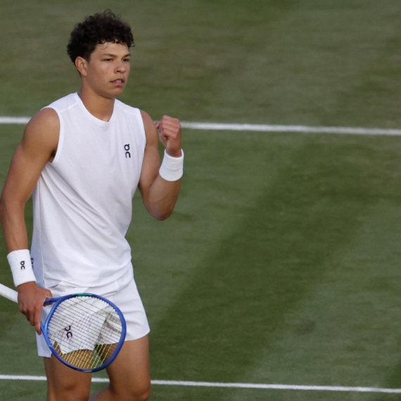 Cirkus na Vimbldonu – Šelton za minut završio meč koji je prekinut zbog mraka