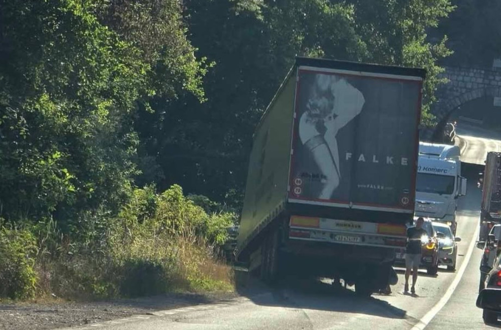 Drama na putu kod Nove Varoši: Otkačila se prikolica sa šlepera FOTO