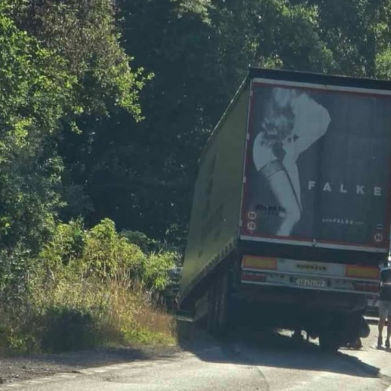 Drama na putu kod Nove Varoši: Otkačila se prikolica sa šlepera FOTO