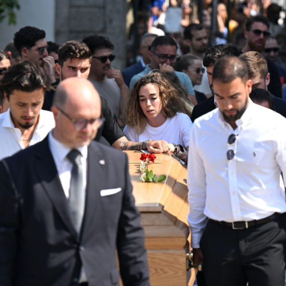 Potresni prizori na sahrani poznatog fudbalera: Skrhana supruga došla obučena u belo, nema od bola FOTO