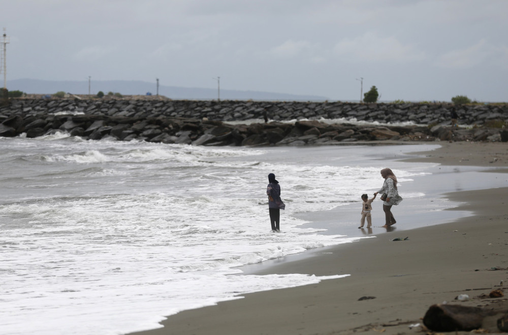 Šok na odmoru: Grom pogodio porodicu na plaži, devojka hitno prebačena u bolnicu