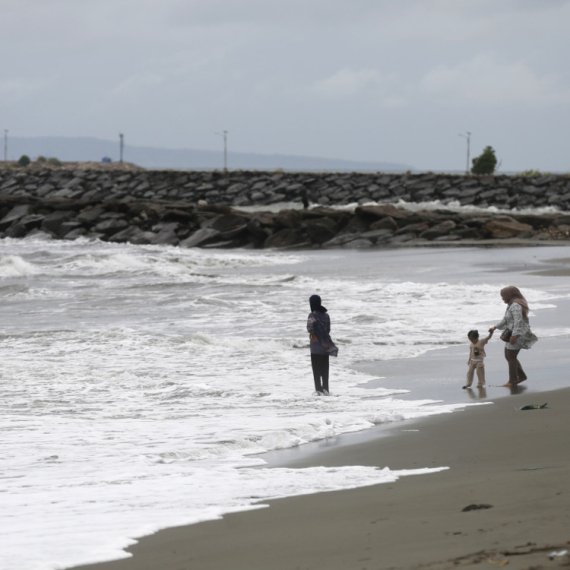 Šok na odmoru: Grom pogodio porodicu na plaži, devojka hitno prebačena u bolnicu